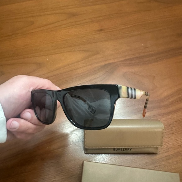 Burberry Black lenses Sunglasses with case and box - Picture 1 of 15